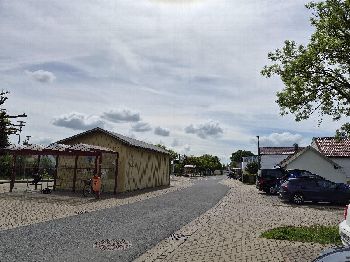 ÖPNV-Verknüpfungspunkt in Harztor/Niedersachswerfen mit Wartehäuschen und gepflastertem Vorplatz.