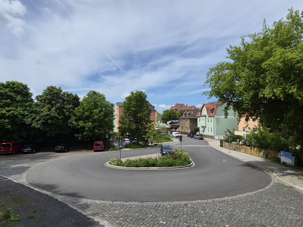 Umgebaute Buswendeschleife an der Elisabethstraße mit neuer Fahrbahn, Insel und Pflasterung.