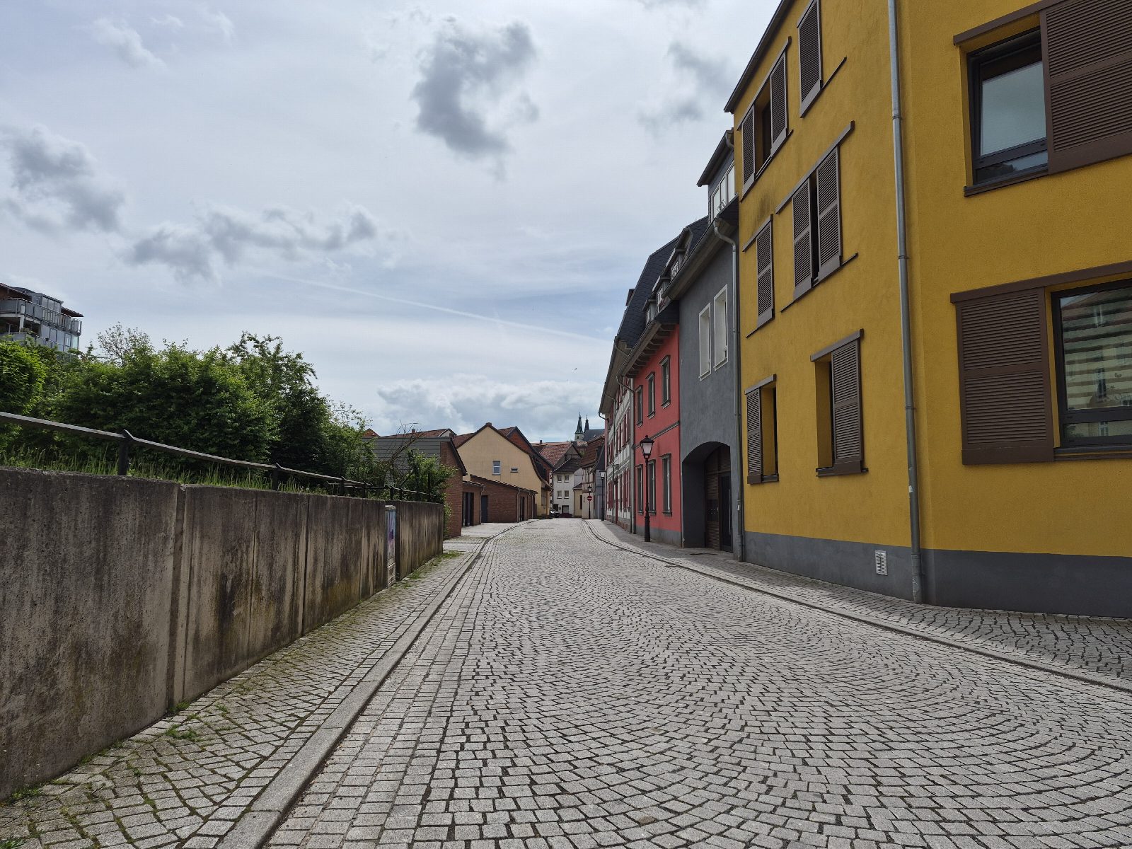 Neu gepflasterte Gasse in der Nordhäuser Altstadt (Schärfgasse) mit sanierten Stadthäusern.