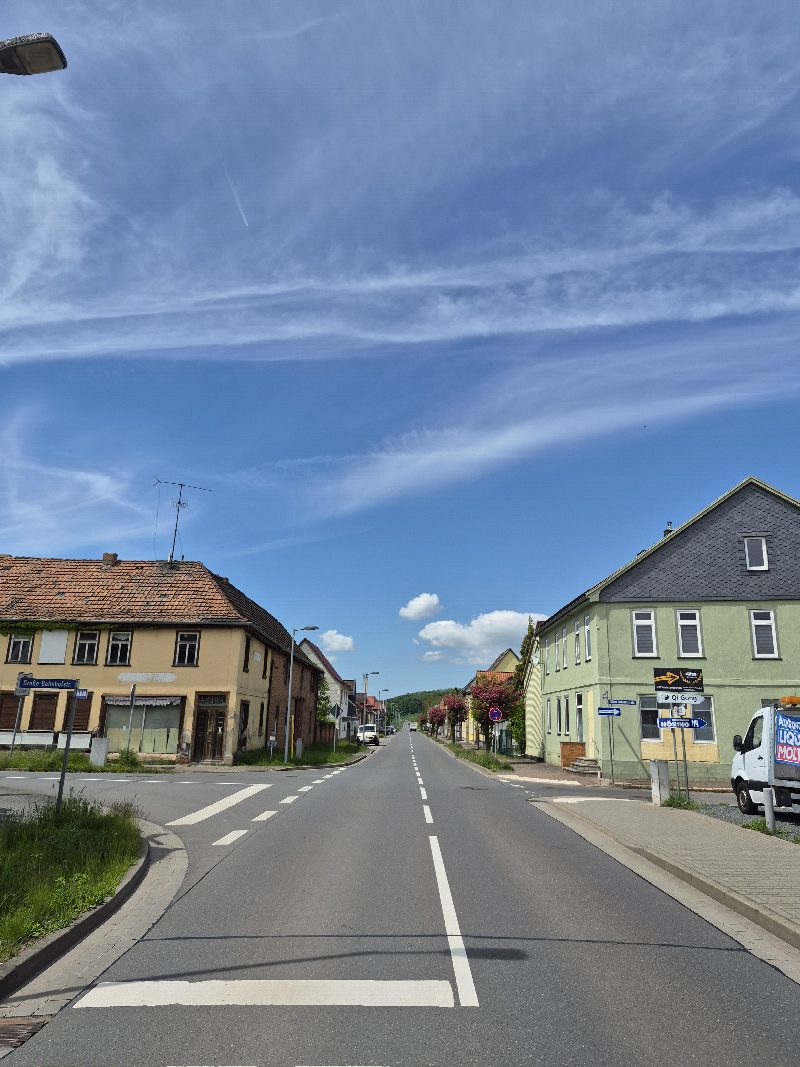 Ausgebaute Ortsdurchfahrt der L1037 (Northeimer Straße) mit Fahrbahn und Nebenanlagen.