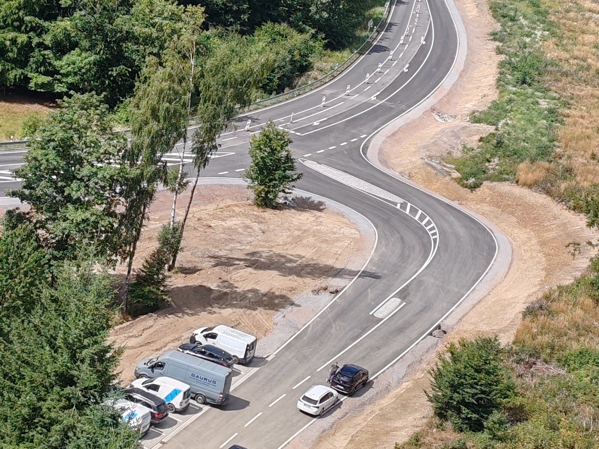 Luftaufnahme der neu gebauten verkehrlichen Anbindung Harzer Hexenreich an die B4 bei Rothesütte.