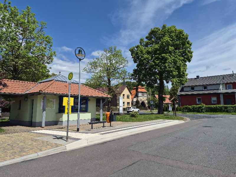 Neu gestaltete Bushaltestelle am Wiesenplatz in Neustadt mit barrierefreiem Bord.